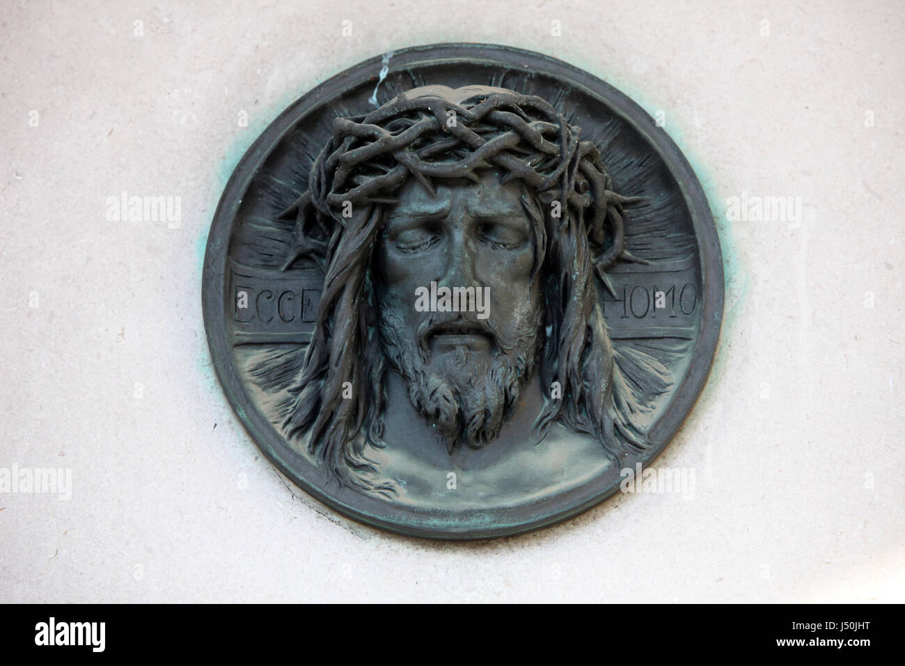 Ecce Homo, Cristo morto - la medaglia di bronzo sul cimitero Mirogoj a Zagabria in Croazia il 28 ottobre 2013. Foto Stock