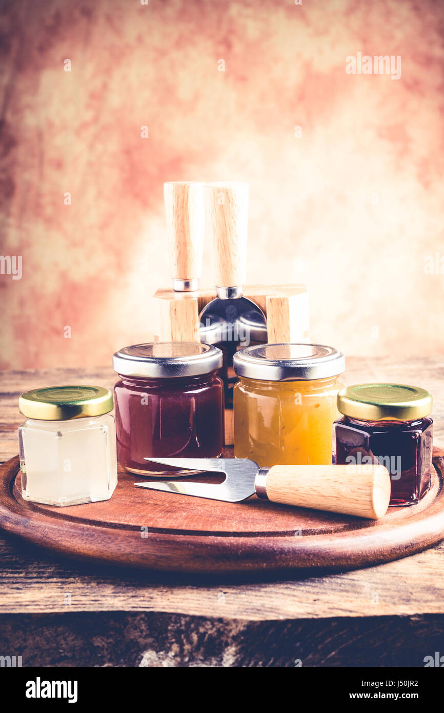 Cipolle pomodori vino marmellate - set di strumenti e di inceppamento per degustazione di formaggi - il cibo italiano Foto Stock