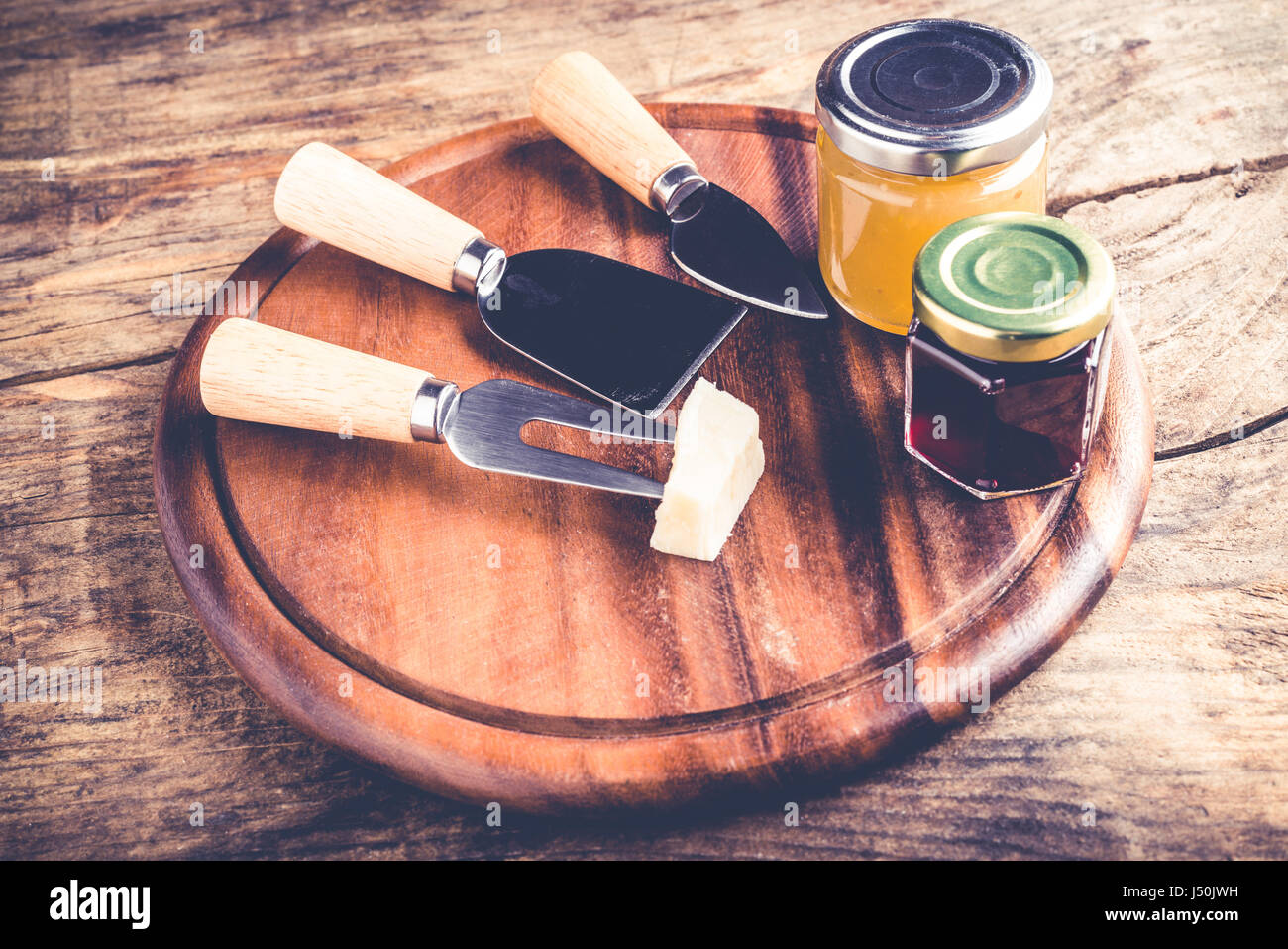 Cipolle pomodori vino marmellate - set di strumenti e di inceppamento per degustazione di formaggi - il cibo italiano Foto Stock
