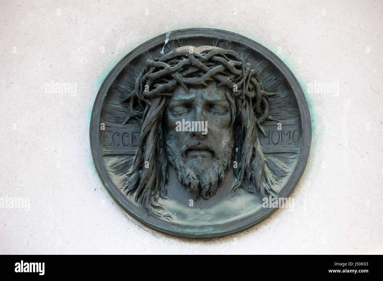 Ecce Homo, Cristo morto - la medaglia di bronzo sul cimitero Mirogoj a Zagabria in Croazia il 28 ottobre 2013. Foto Stock