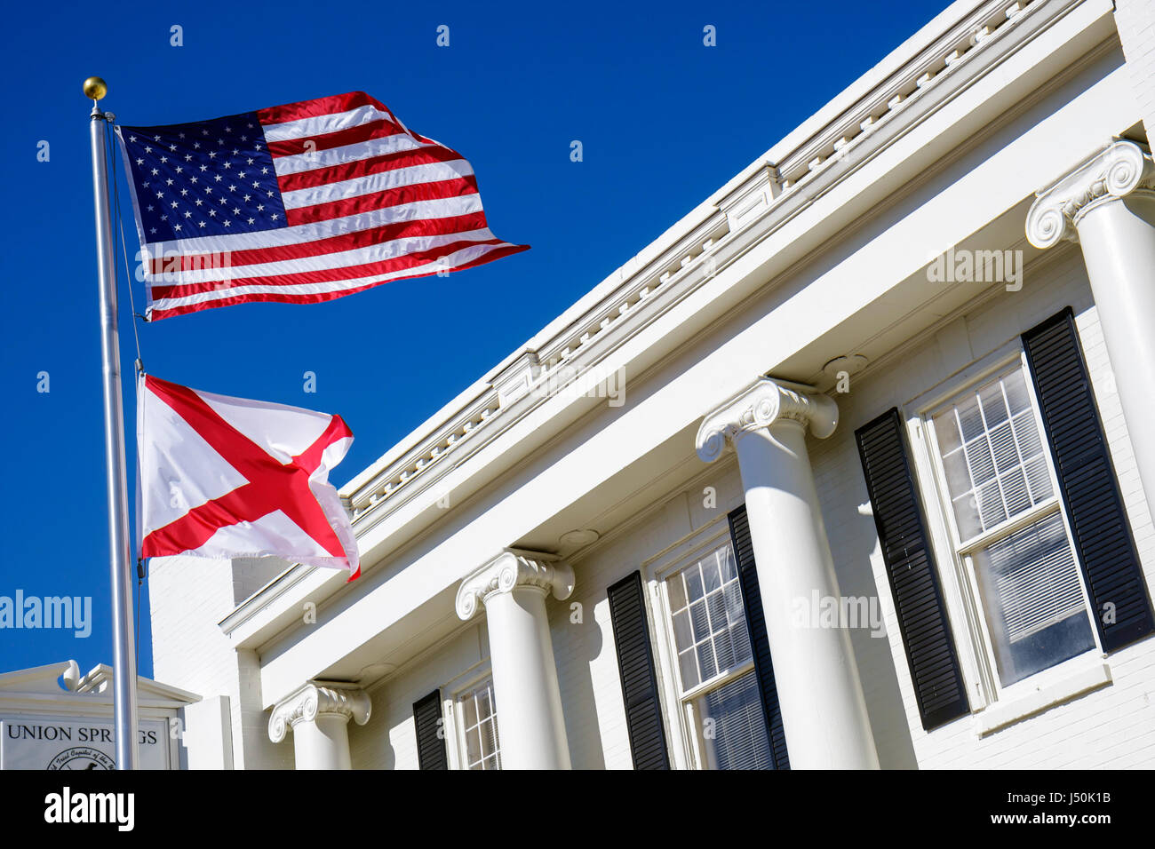 Alabama, Bullock County, Union Springs, Prairie Street, municipio, edificio, governo locale, bandiera, colonne doriche, edificio bianco, AL080518045 Foto Stock