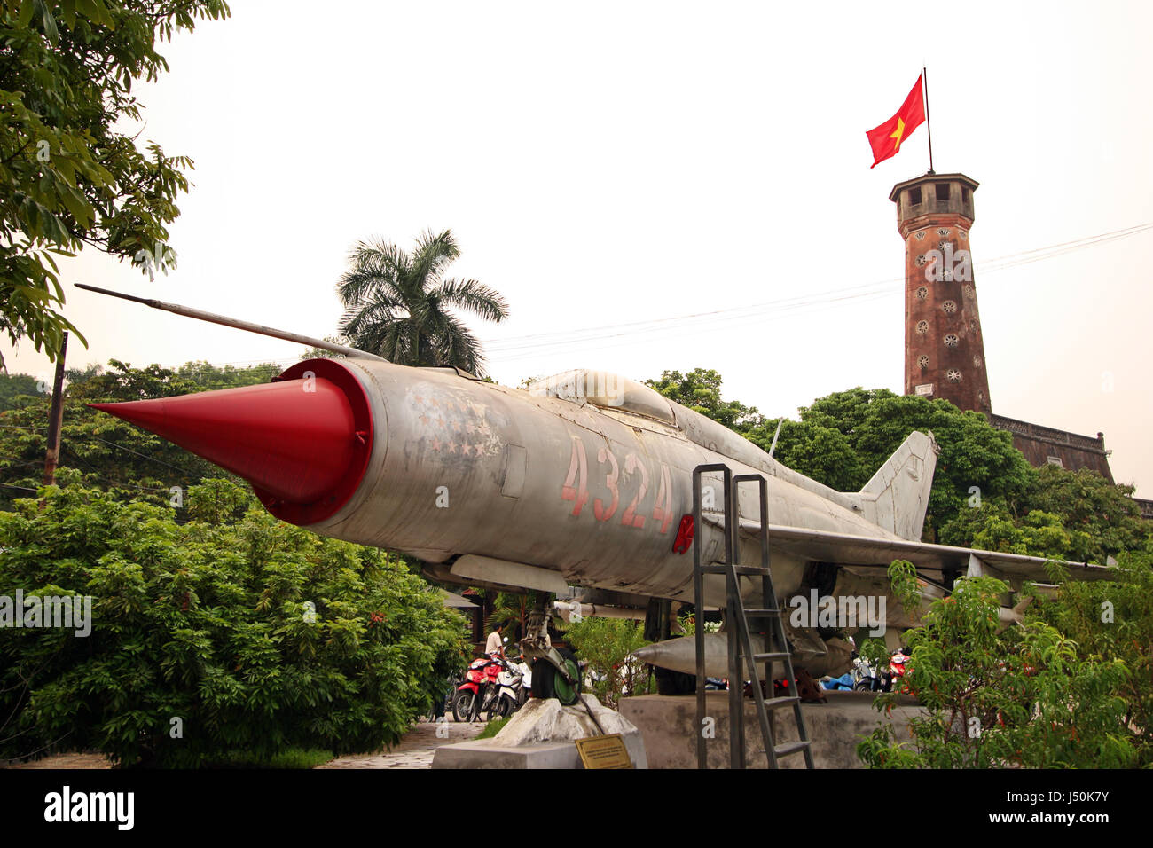 Un sovietico-costruito Mig-21 aereo da combattimento del nord Vietnamiti Air force visualizzati al di fuori del Vietnam Museo della Storia Militare di Hanoi, Vietnam Foto Stock