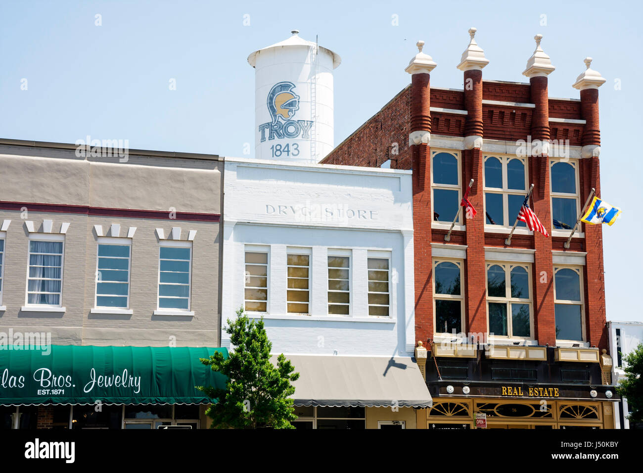 Alabama, Pike County, Troy, piazza cittadina, centro, edifici storici, skyline della città, rivitalizzazione, sede della contea, edificio in mattoni rossi, torre dell'acqua, AL080519 Foto Stock