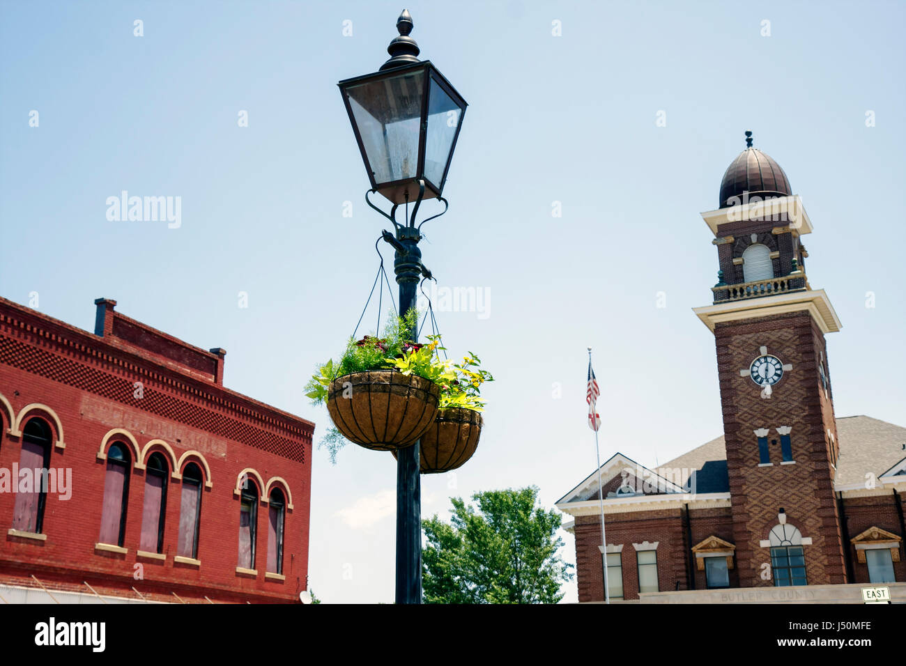 Alabama Butler County, Greenville, Commerce Street, Butler County Courthouse, stile federale, lampione, paniere sospeso, visitatori viaggio turistico Foto Stock