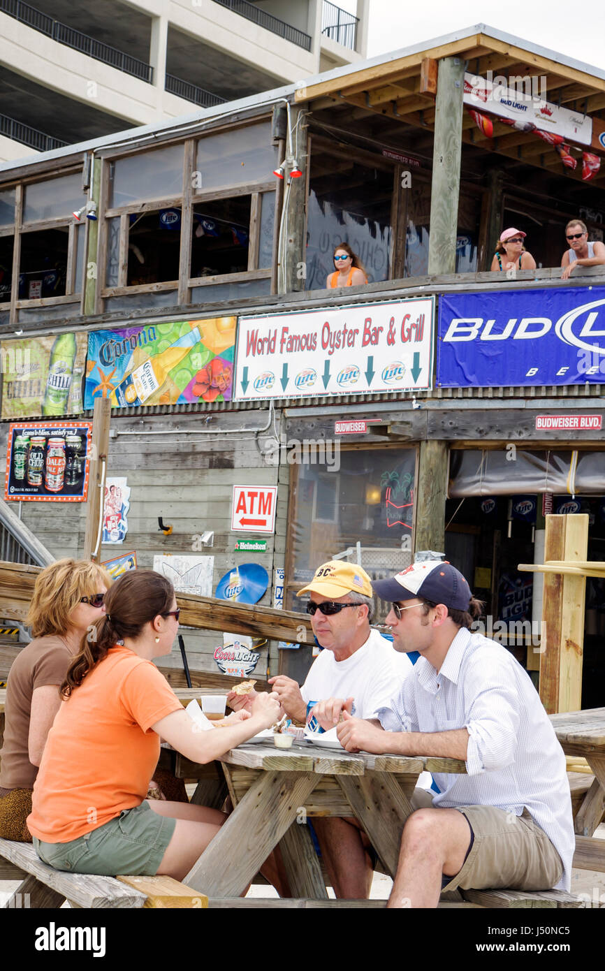 Alabama Perdido Key, Flora Bama Beach & Oyster Bar, pub, redneck, ristorante ristoranti, cibo, caffè, atmosfera da festa, grill, uomo uomo maschio, donna Foto Stock