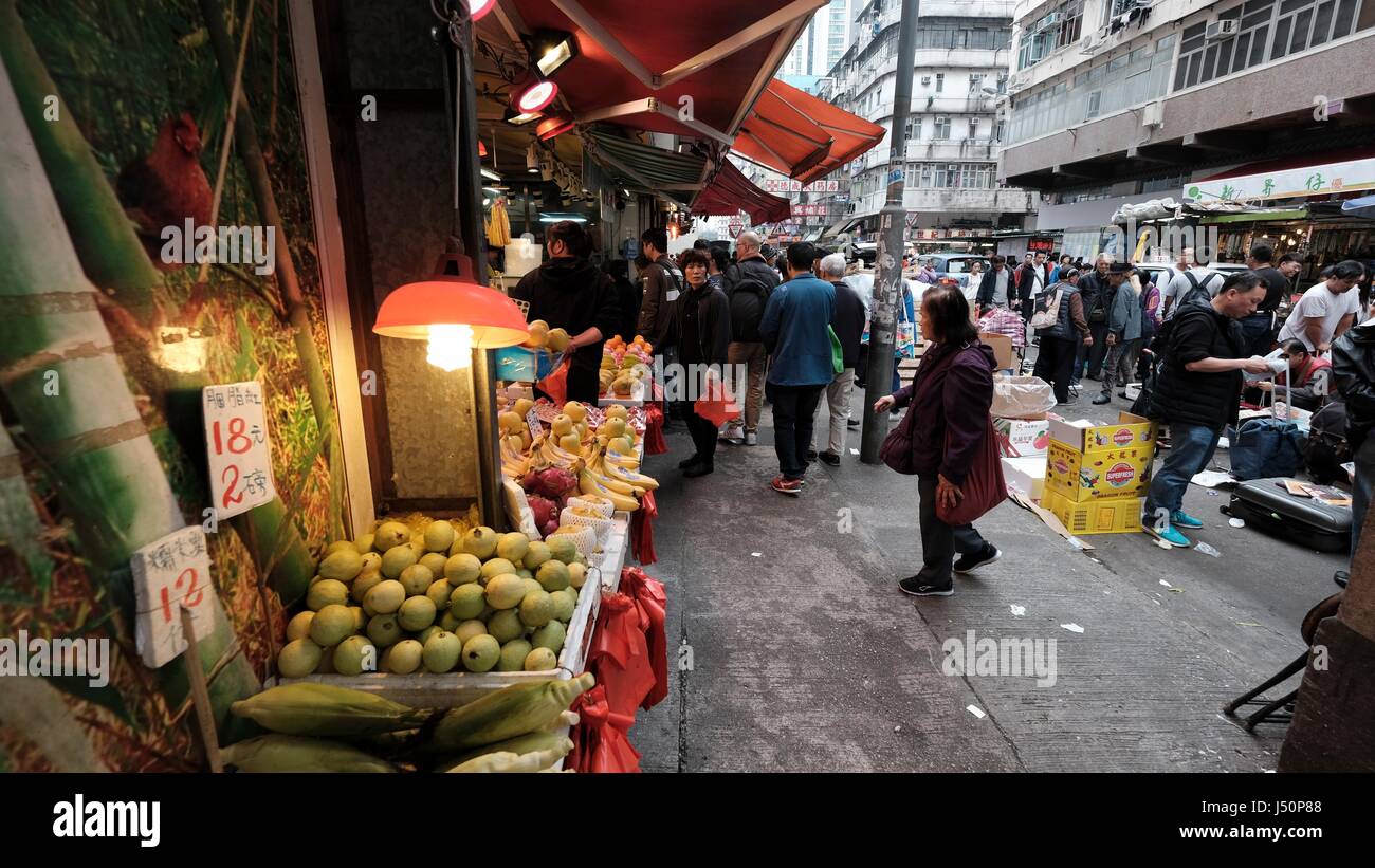 Frutta Stand Merchant Apliu Street, Sham Shui Po di Hong Kong Foto Stock