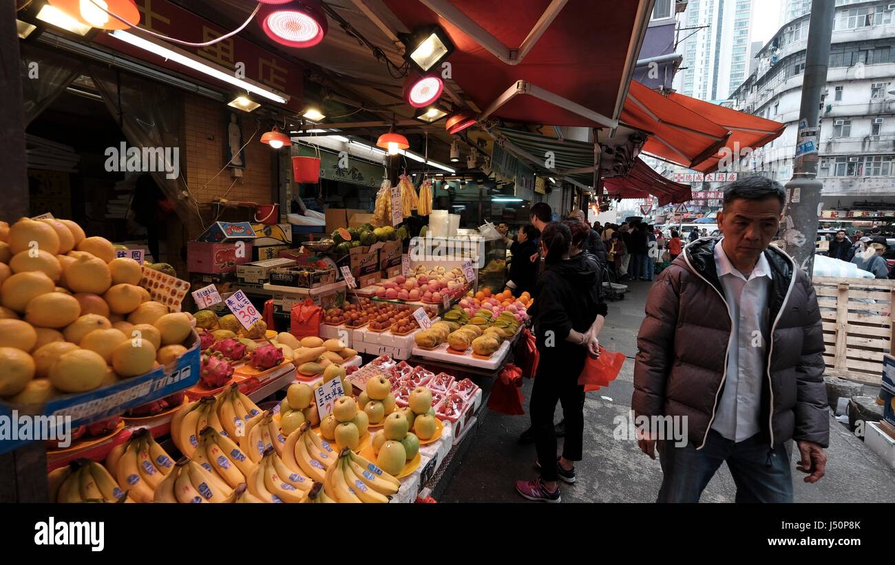 Frutta Stand Merchant Apliu Street, Sham Shui Po di Hong Kong Foto Stock