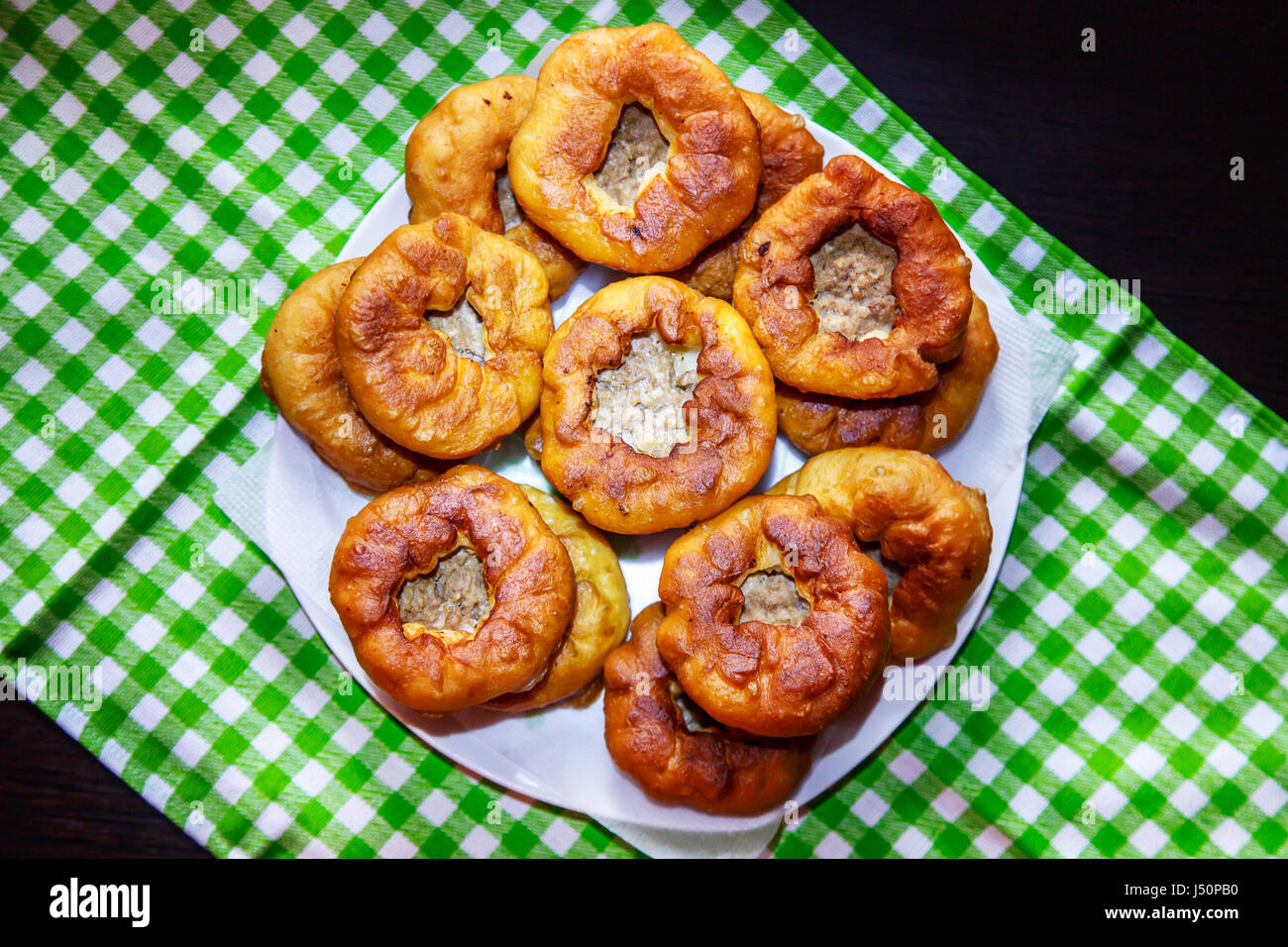 Piccole polpette fritte con carne e cipolle. Tradizionale piatto di tartara. Foto Stock
