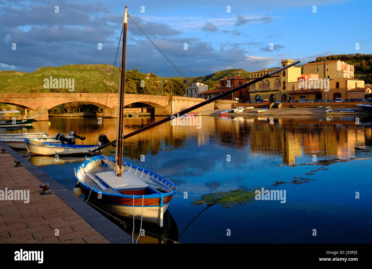 Barche da pesca sul fiume Temo, Bosa, Sardegna, Italia Foto Stock