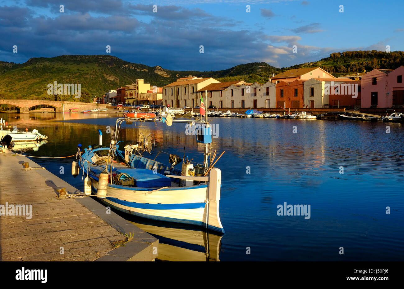 Barche da pesca sul fiume Temo, Bosa, Sardegna, Italia Foto Stock