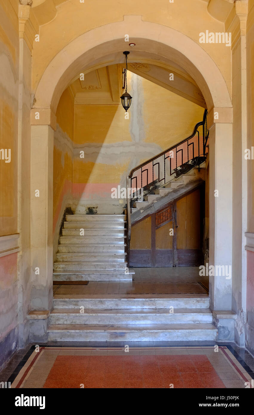 Scala nel vecchio edificio di appartamenti, Bosa, Sardegna, Italia Foto Stock