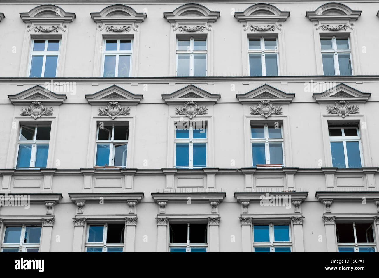 Vecchio edificio residenziale della facciata - facciata restaurata, Berlino Foto Stock