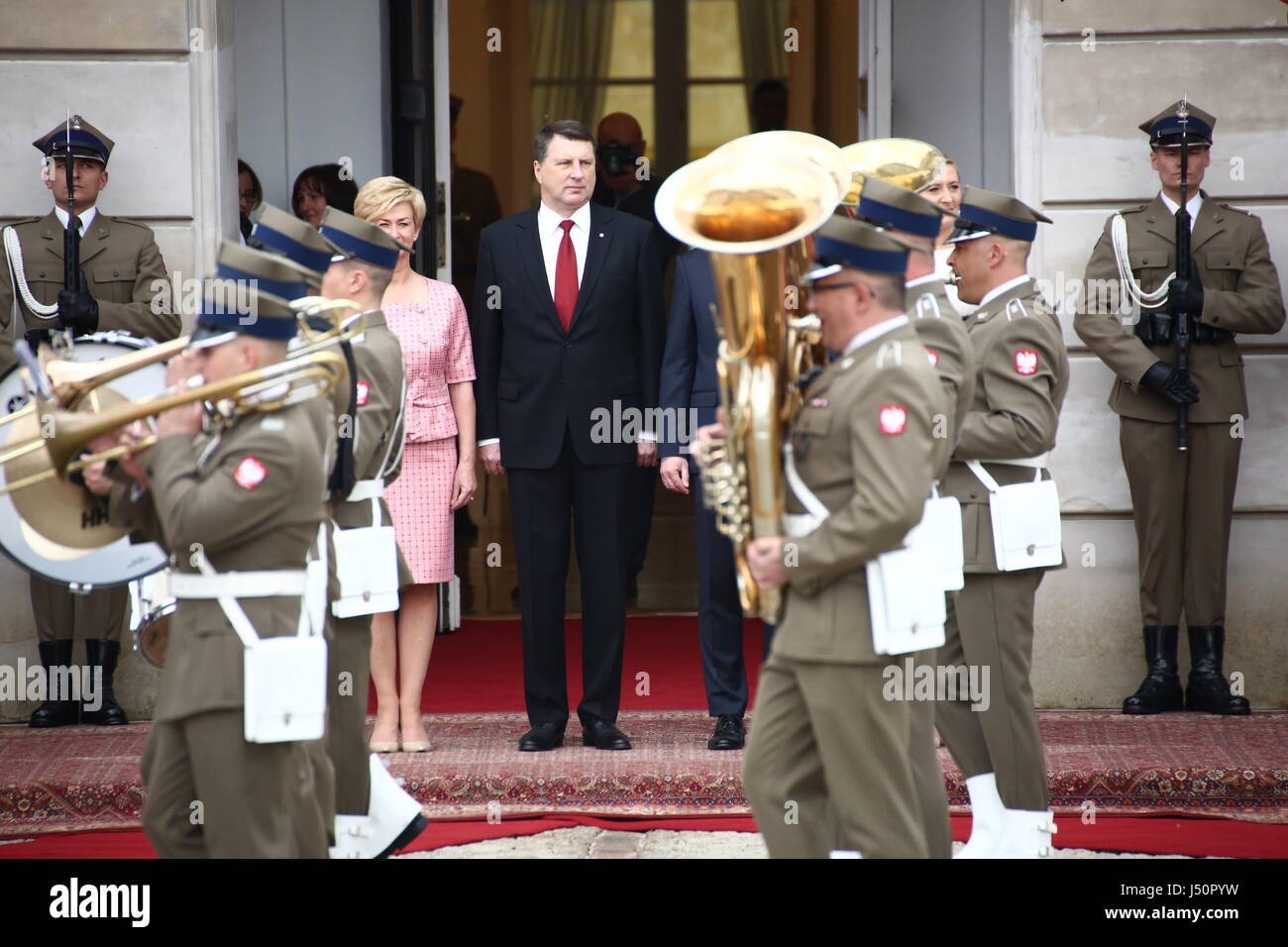 Varsavia, Polonia. 15 Maggio, 2017. Presidente Duda ricevuto Presidente lettone Raimonds Vejonis e la First Lady Iveta Vejone con gli onori militari al Palazzo Presidenziale a Varsavia. Credito: Jakob Ratz/Pacific Press/Alamy Live News Foto Stock