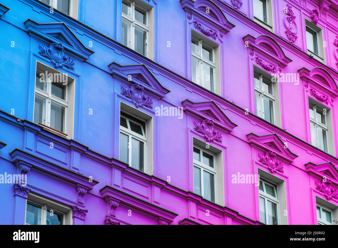 Verniciato colorato bella e antica facciata di edificio Foto Stock