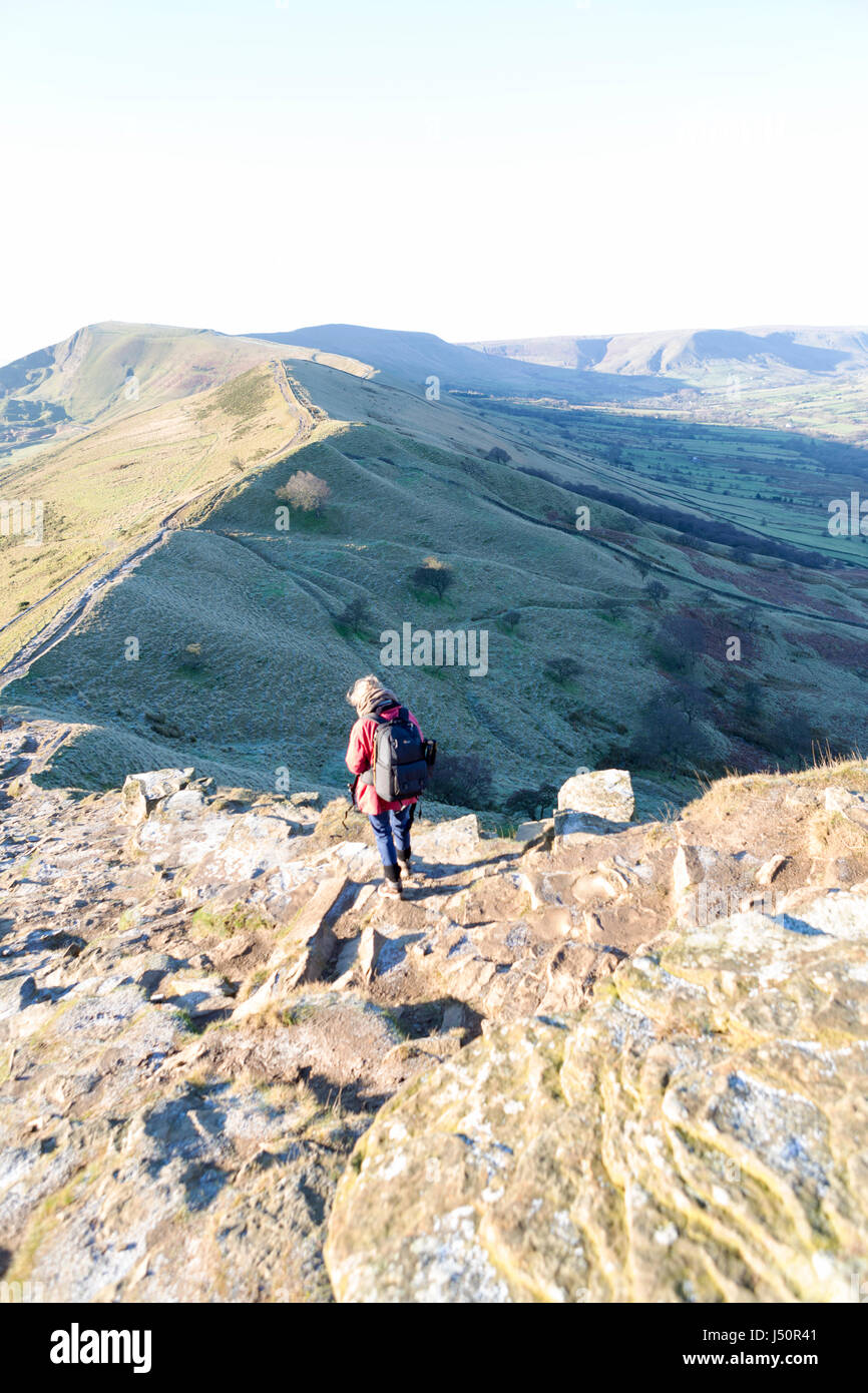 Un viandante sulla via del ritorno verso Mam Tor lungo il crinale. Foto Stock