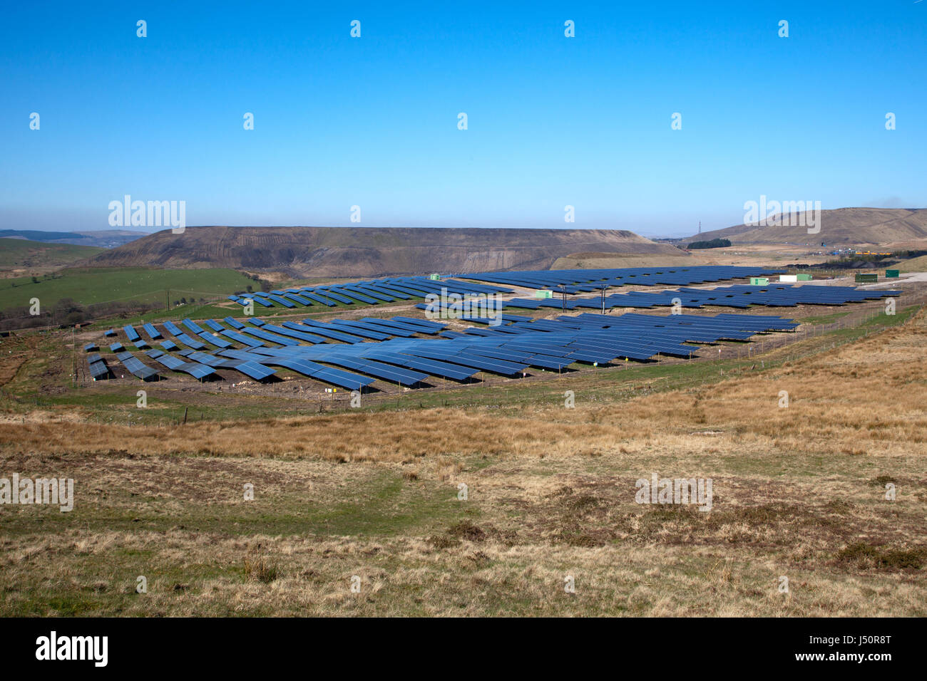 SolarPark accanto a a cielo aperto della miniera di carbone pulito mostrando energia verde di energia solare in contrasto con distruttivo cast aperto estrazione del carbone Foto Stock