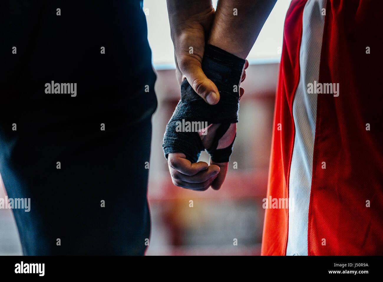 Close-up boxer a mano e arbitro il vincitore nella boxe lotta Foto Stock