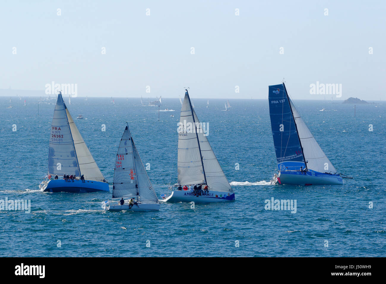 Barca a Vela nel Golfo di Saint Malo, 'Branlebas de régates' (Brittany, Francia). Foto Stock