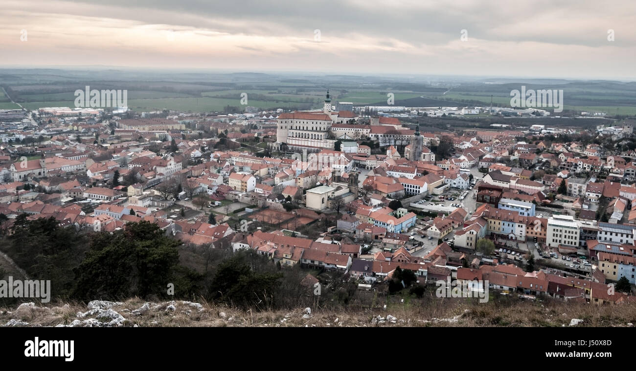 Panorama della storica città di Mikulov da svaty kopecek hill nelle montagne di palava in Moravia del sud Foto Stock
