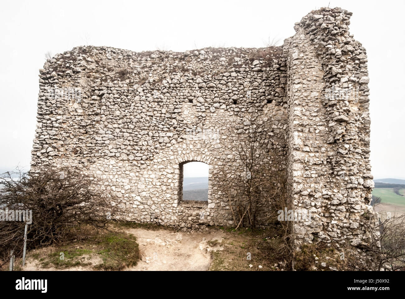 Rovine di sirtoci hradek castello di palava montagne vicino alla città di Mikulov in Moravia del sud in Repubblica ceca Foto Stock