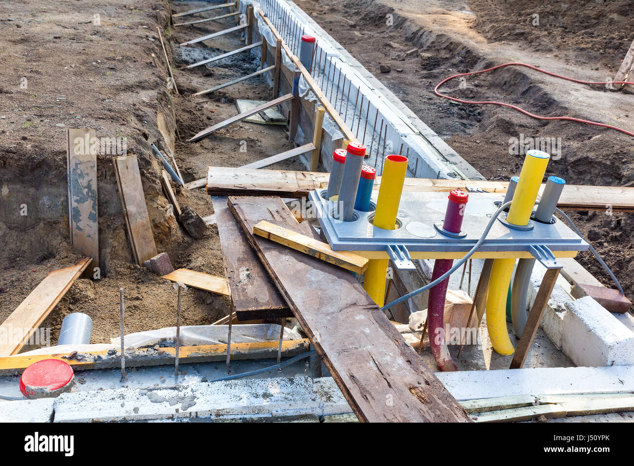 Fondazione con tubi sul cantiere della nuova casa Foto Stock