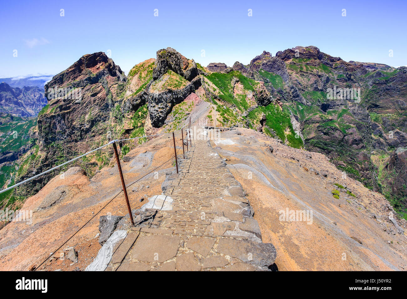Sentiero escursionistico fino in montagna su isola di Madeira in Portogallo Foto Stock