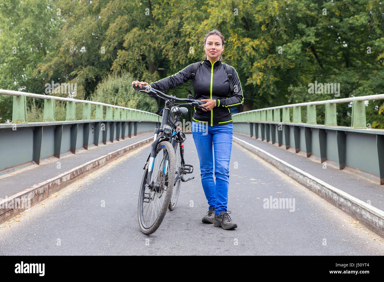 Colombiano di donna con ATB mountainbike sul ponte Foto Stock