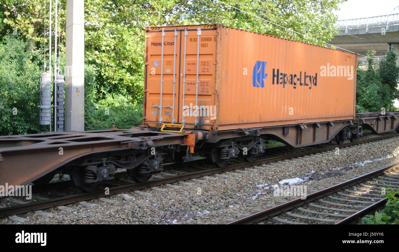 Hapag Lloyd ISO container di spedizione sul carro piana, Vienna, Austria, Europa Foto Stock