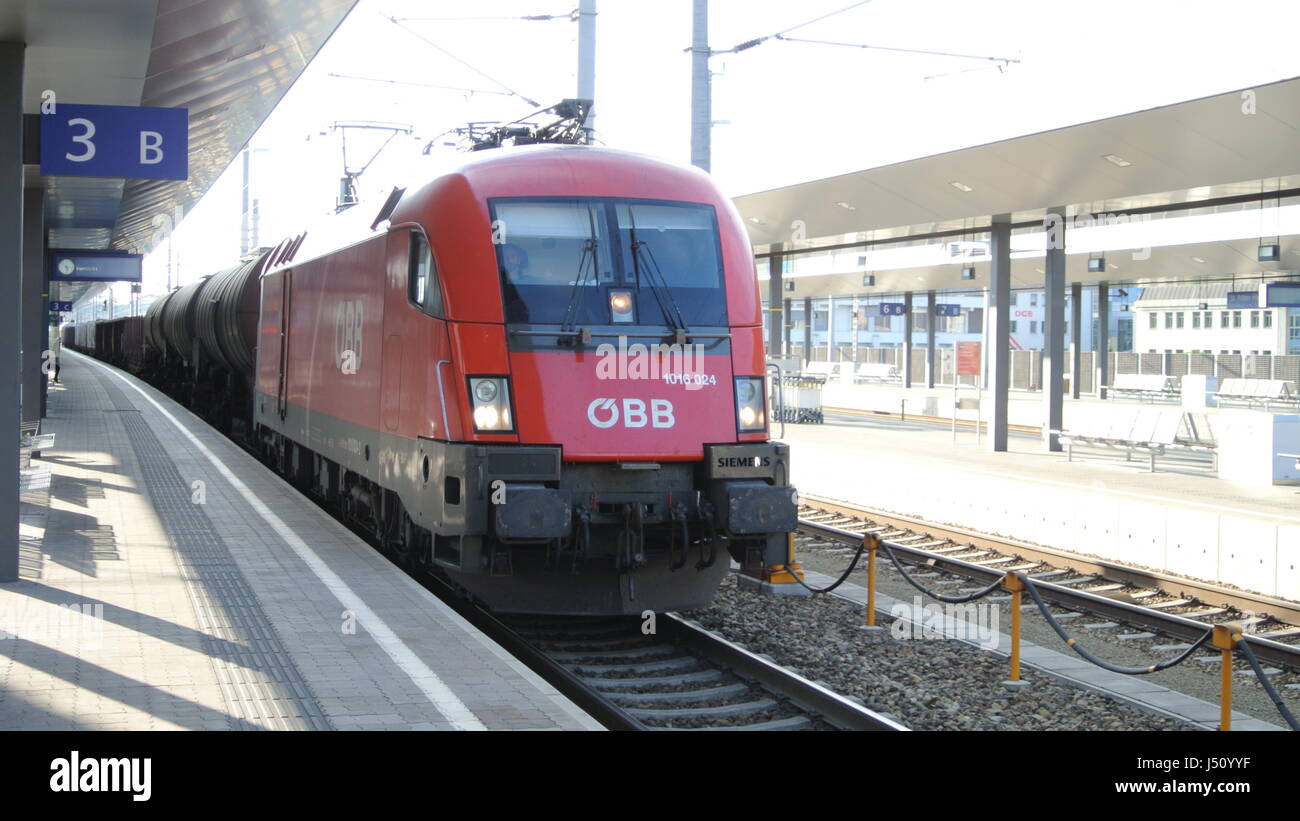 Classe 1016 Taurus locomotore elettrico azionato da OBB, St Polten, Austria, l'Europa. Foto Stock