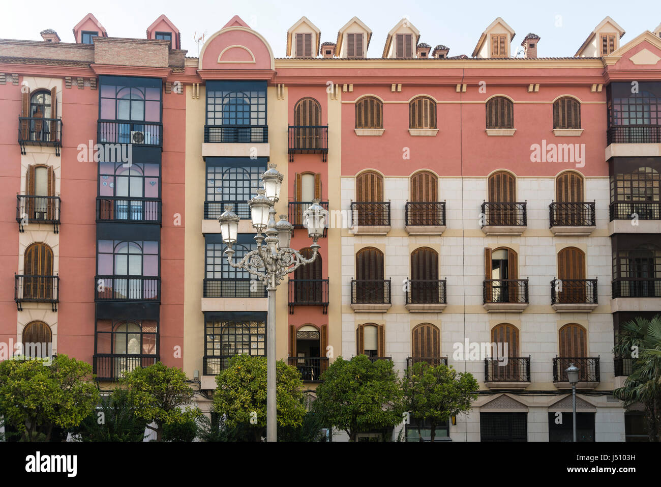 Jaen (Andalusia, Spagna): costruire con i tipici balconi e verande Foto Stock