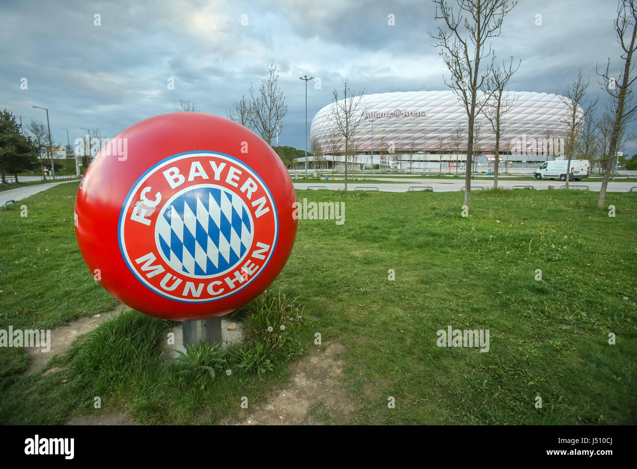 Monaco di Baviera, Germania - 6 Maggio 2017 : una grande sfera rossa con il Bayern Munchen football team logo sul parcheggio della stadio Allianz Arena di Monaco di Baviera, Germania. Foto Stock