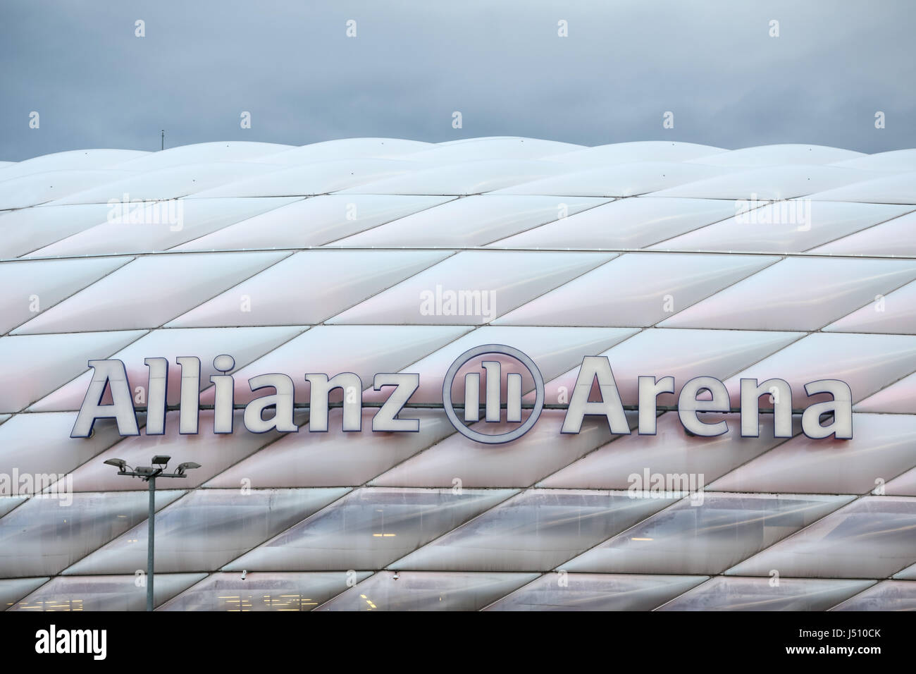 Monaco di Baviera, Germania - 6 Maggio 2017 : un close up di Allianz Arena logo sul Bayern Monaco allo stadio di calcio di Monaco di Baviera, Germania. Foto Stock