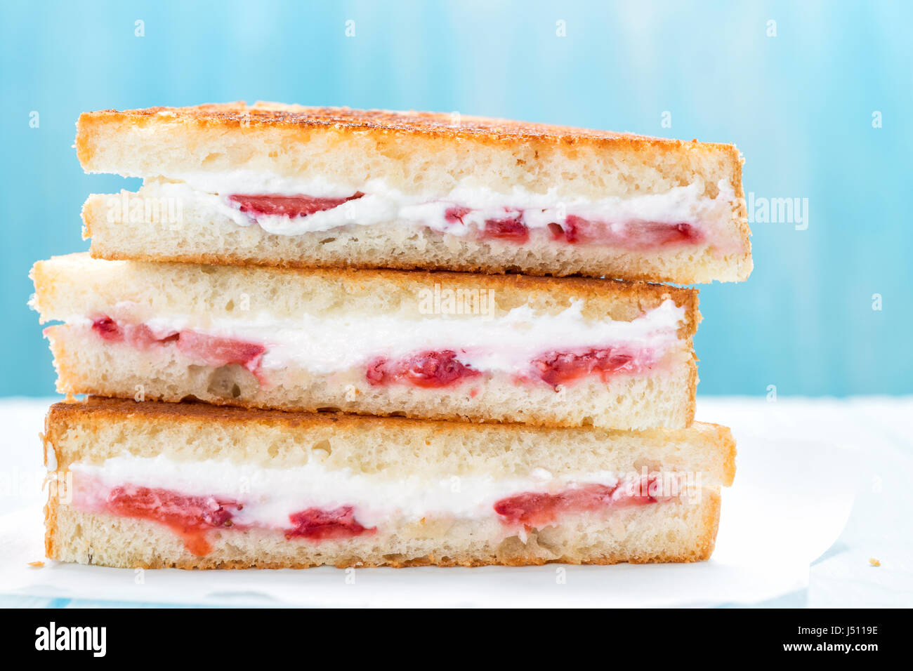 La crema di formaggio fragola farcito toast alla francese Foto Stock