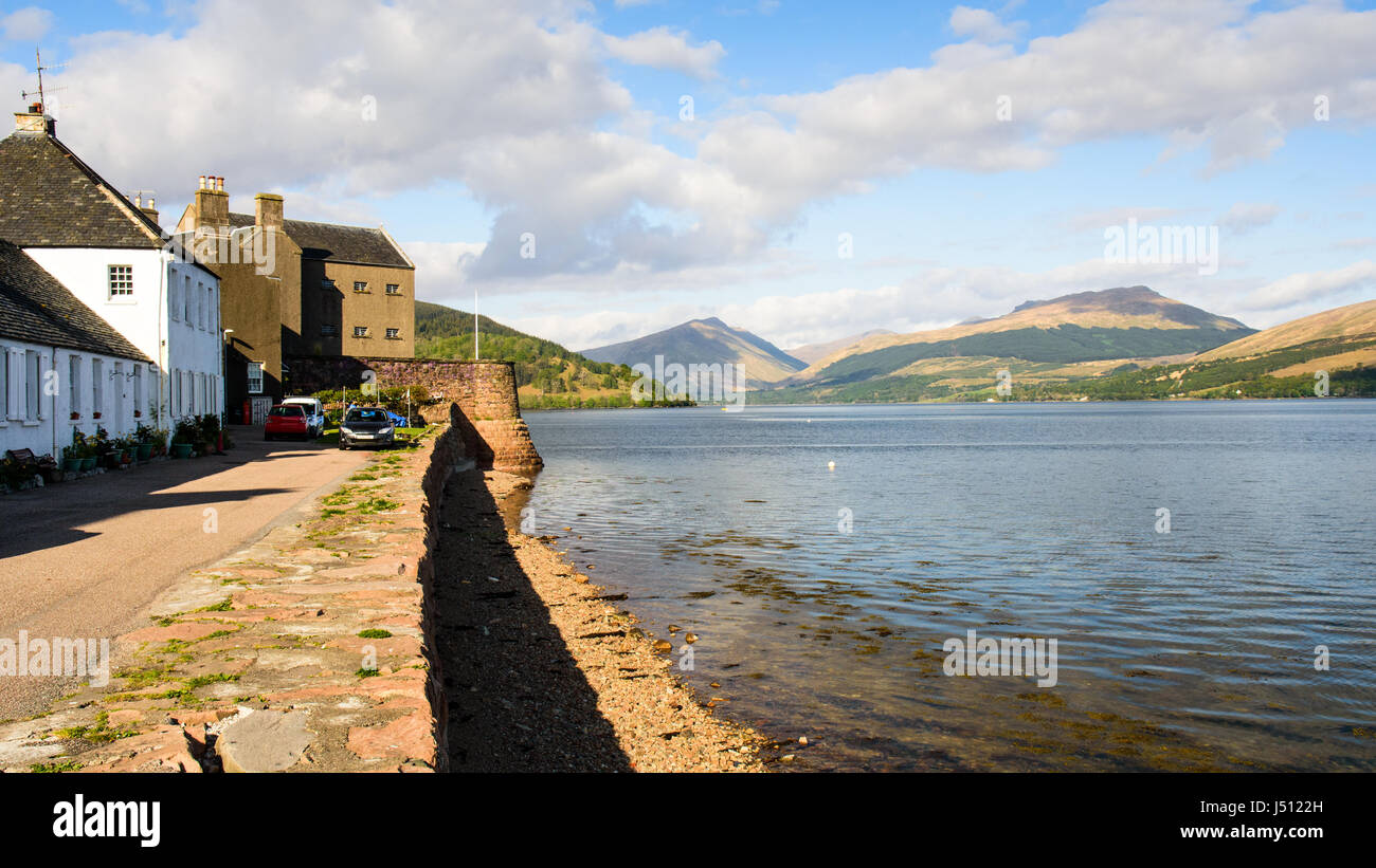 Montagne delle Alpi a Arrochar luogo dalle sponde del Loch Fyne, una simile a un fiordo loch del mare nella regione di Argyll del sud ovest Highlands della Scozia. Foto Stock