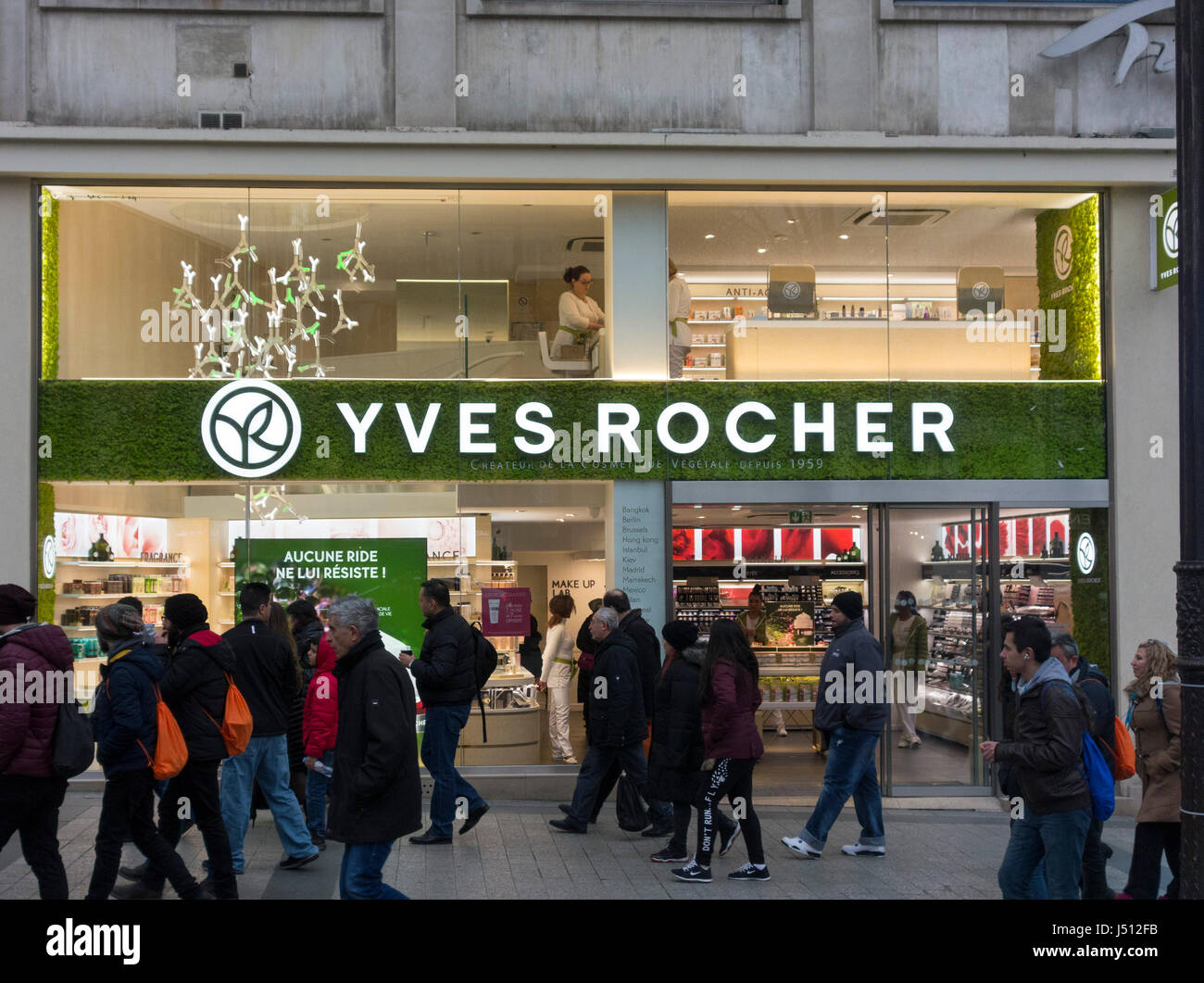 Yves Rocher cosmetici store, Champs-Elysées, Paris, Francia Foto Stock