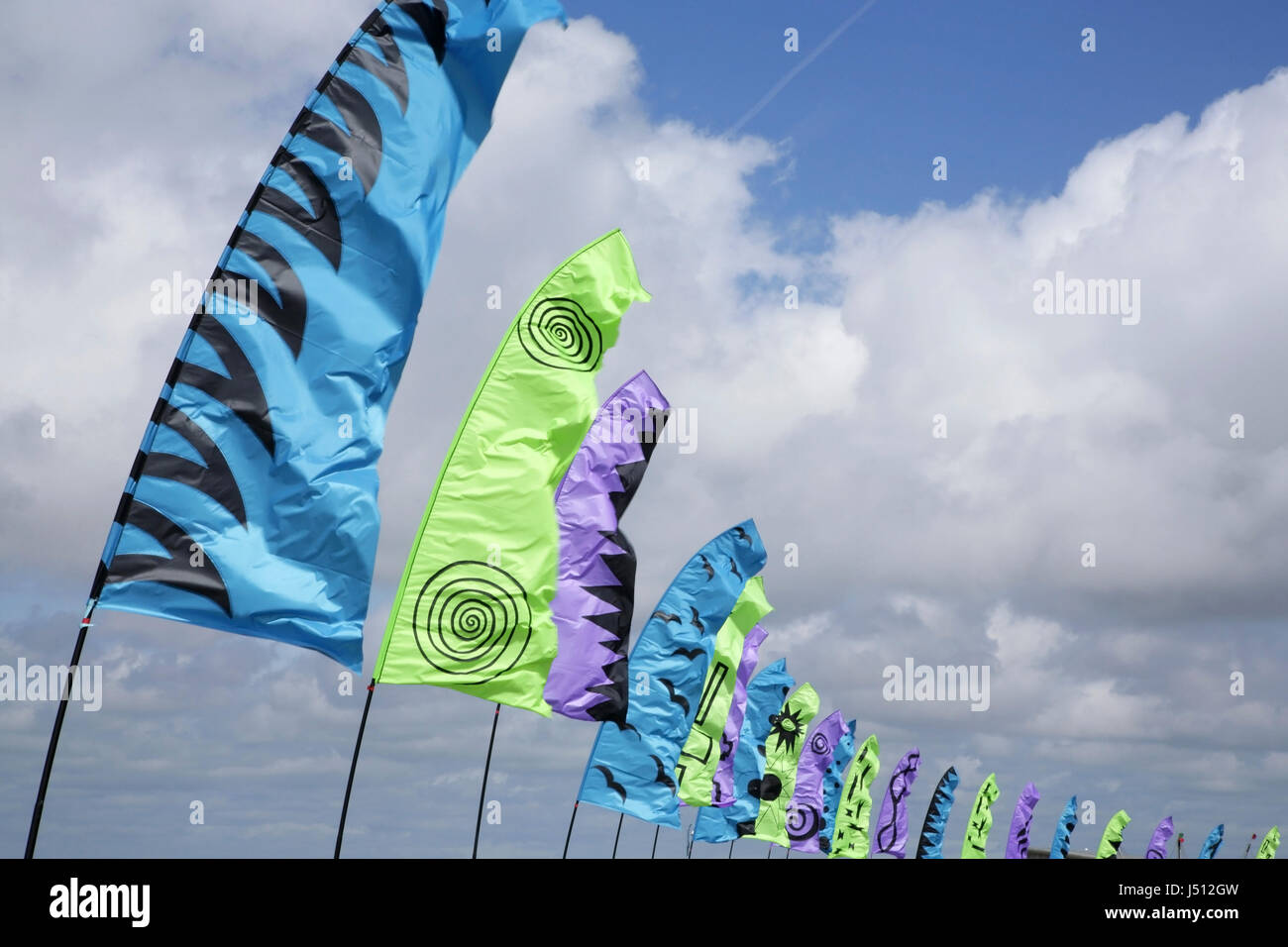 Bandiere su un ventoso, giornata di sole Foto Stock
