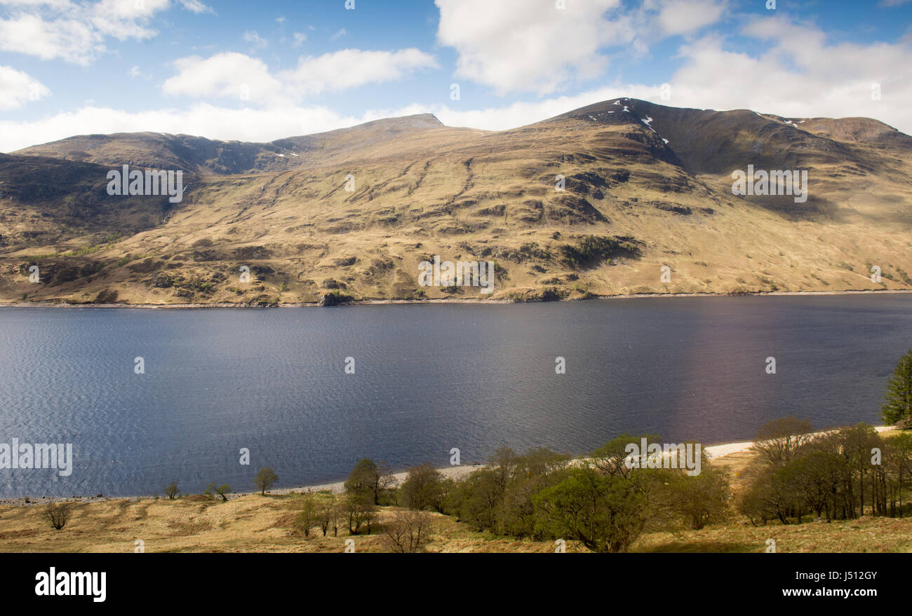 Loch Treig, un serbatoio remoto nel West Highlands della Scozia, che raccoglie acqua per alimentare i generatori idroelettrici a Fort William's alumini Foto Stock