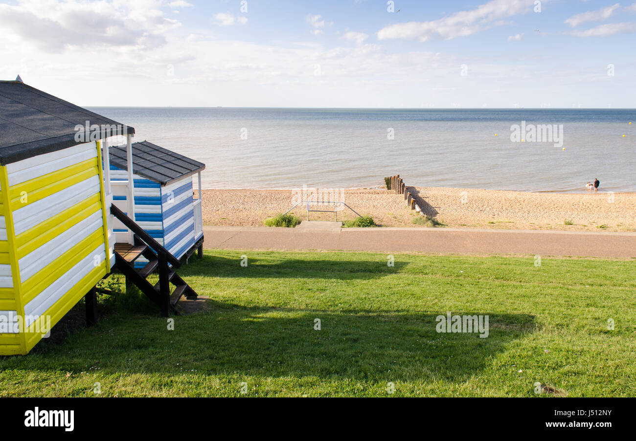 Whitstable, Inghilterra - Giugno 6, 2015: Guardando fuori oltre Whitestable lungomare e la spiaggia e il Mare del Nord da accanto alla spiaggia di capanne. Foto Stock