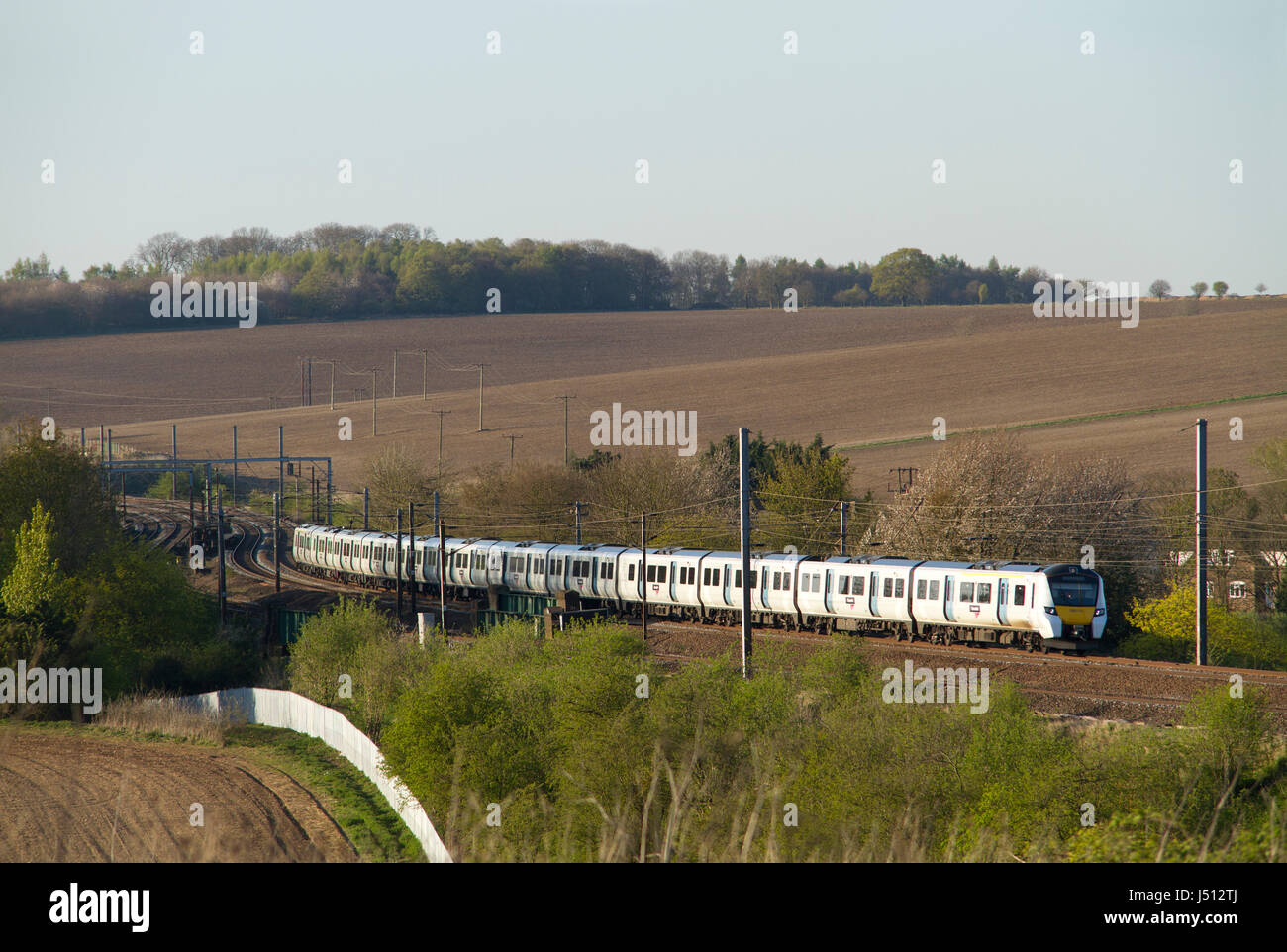 Una coppia di classe 700 Electric Multiple Unit operative un servizio Thamesllink a Oriente Hyde nel Bedfordshire. Dal 8 aprile 2017. Foto Stock