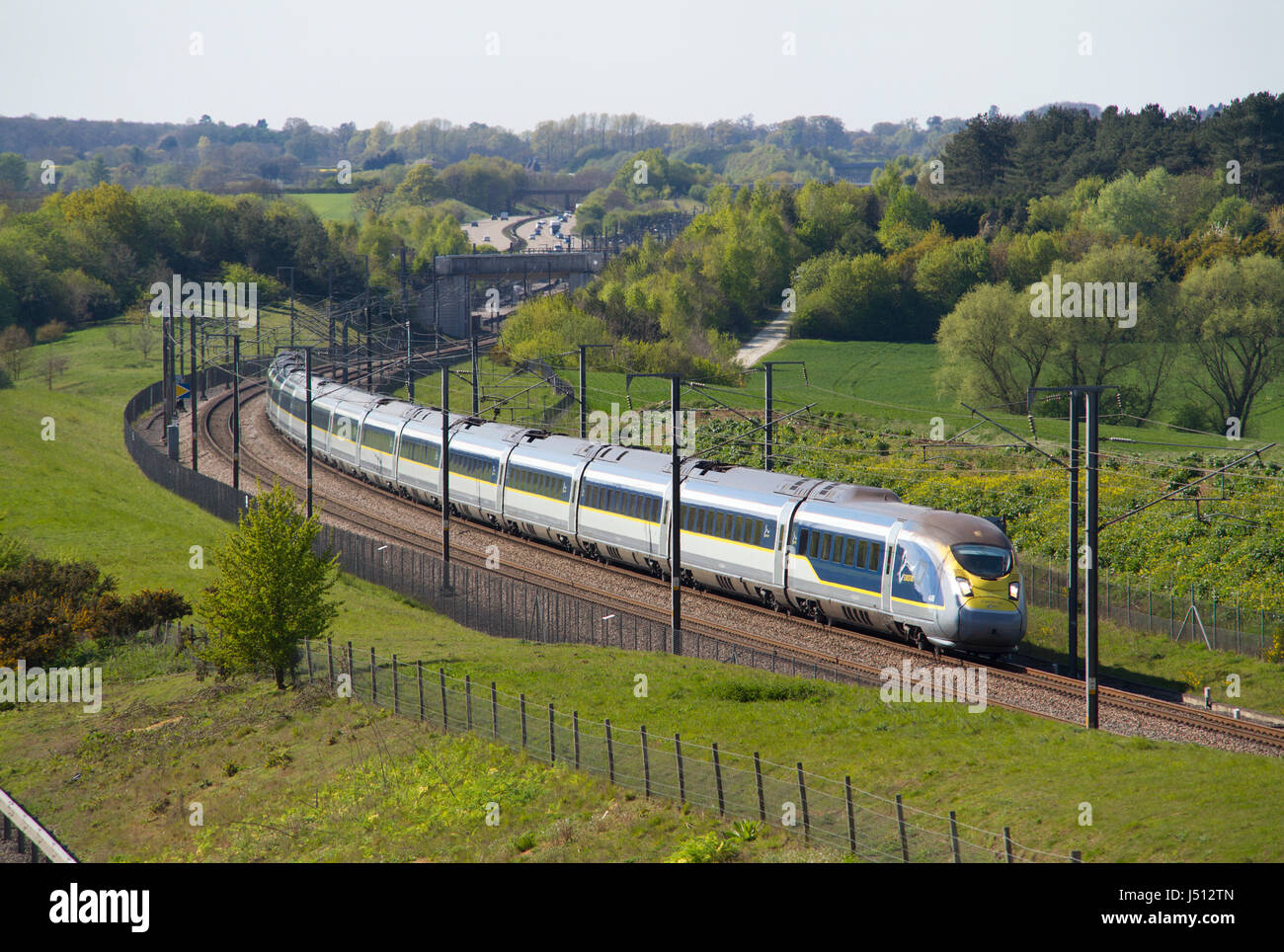 Classe 374 e320 Eurostar funziona un servizio internazionale di HS1 nelle vicinanze Charing Heath. Il 19 aprile 2017. Classe 374 e320 set Eurostar 374005 e 374006 wh Foto Stock