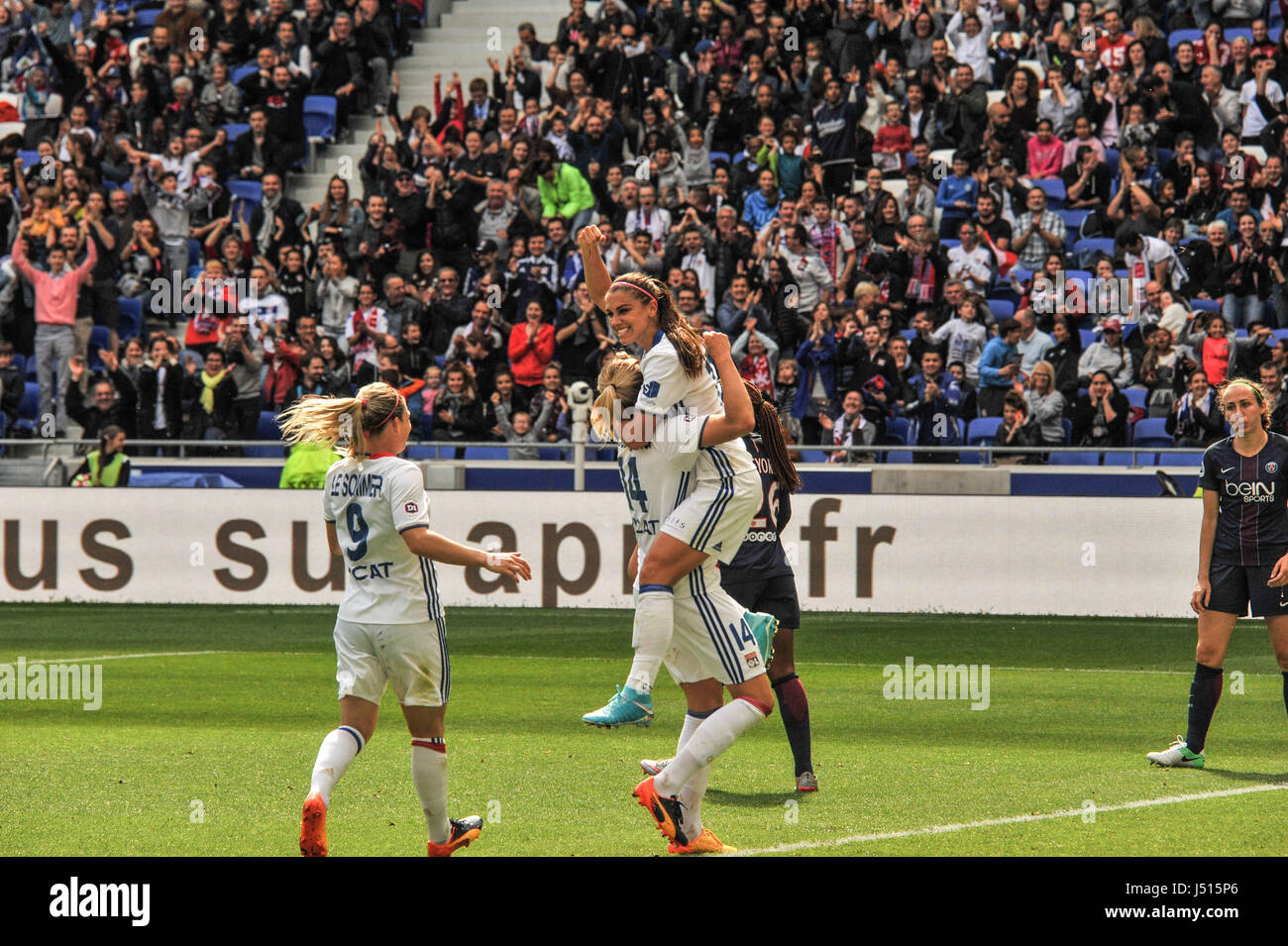 Lione (sud-est della Francia): calcio femminile corrispondono, Olympique Lyonnais (OL) contro Paris Saint-Germain (PSG), Olympique Lyonnais ha vinto il gioco di 3-0. Dopo aver segnato il terzo obiettivo, Alex Morgan, American international star, si congratula con i suoi compagni di squadra. Eugénie Le Sommer visto da dietro Foto Stock