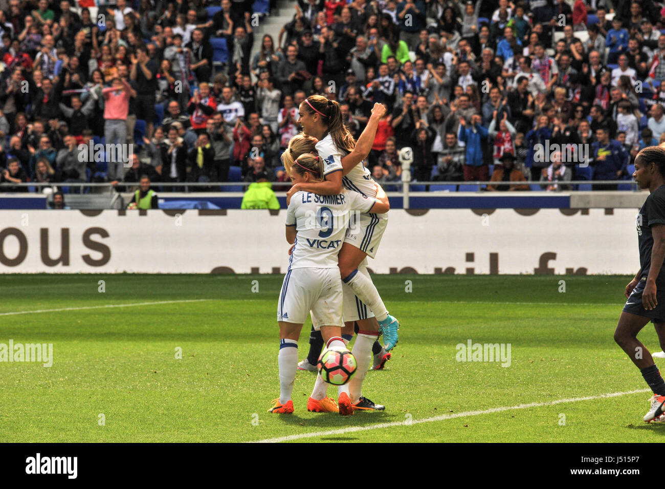 Lione (sud-est della Francia): calcio femminile corrispondono, Olympique Lyonnais (OL) contro Paris Saint-Germain (PSG), Olympique Lyonnais ha vinto il gioco di 3-0. Dopo aver segnato il terzo obiettivo, Alex Morgan, American international star, si congratula con i suoi compagni di squadra. Eugénie Le Sommer visto da dietro Foto Stock