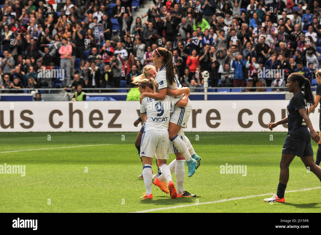 Lione (sud-est della Francia): calcio femminile corrispondono, Olympique Lyonnais (OL) contro Paris Saint-Germain (PSG), Olympique Lyonnais ha vinto il gioco di 3-0. Dopo aver segnato il terzo obiettivo, Alex Morgan, American international star, si congratula con i suoi compagni di squadra. Eugénie Le Sommer visto da dietro Foto Stock