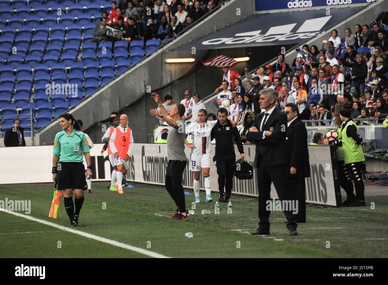 Lione (sud-est della Francia): 2017/05/13. calcio femminile corrispondono, Olympique Lyonnais (OL) contro Paris Saint-Germain (PSG), Olympique Lyonnais ha vinto il gioco di 3-0. Dopo aver segnato il terzo obiettivo, Alex Morgan, American international star, lasciato i suoi compagni di squadra a causa di un posteriori della coscia Foto Stock