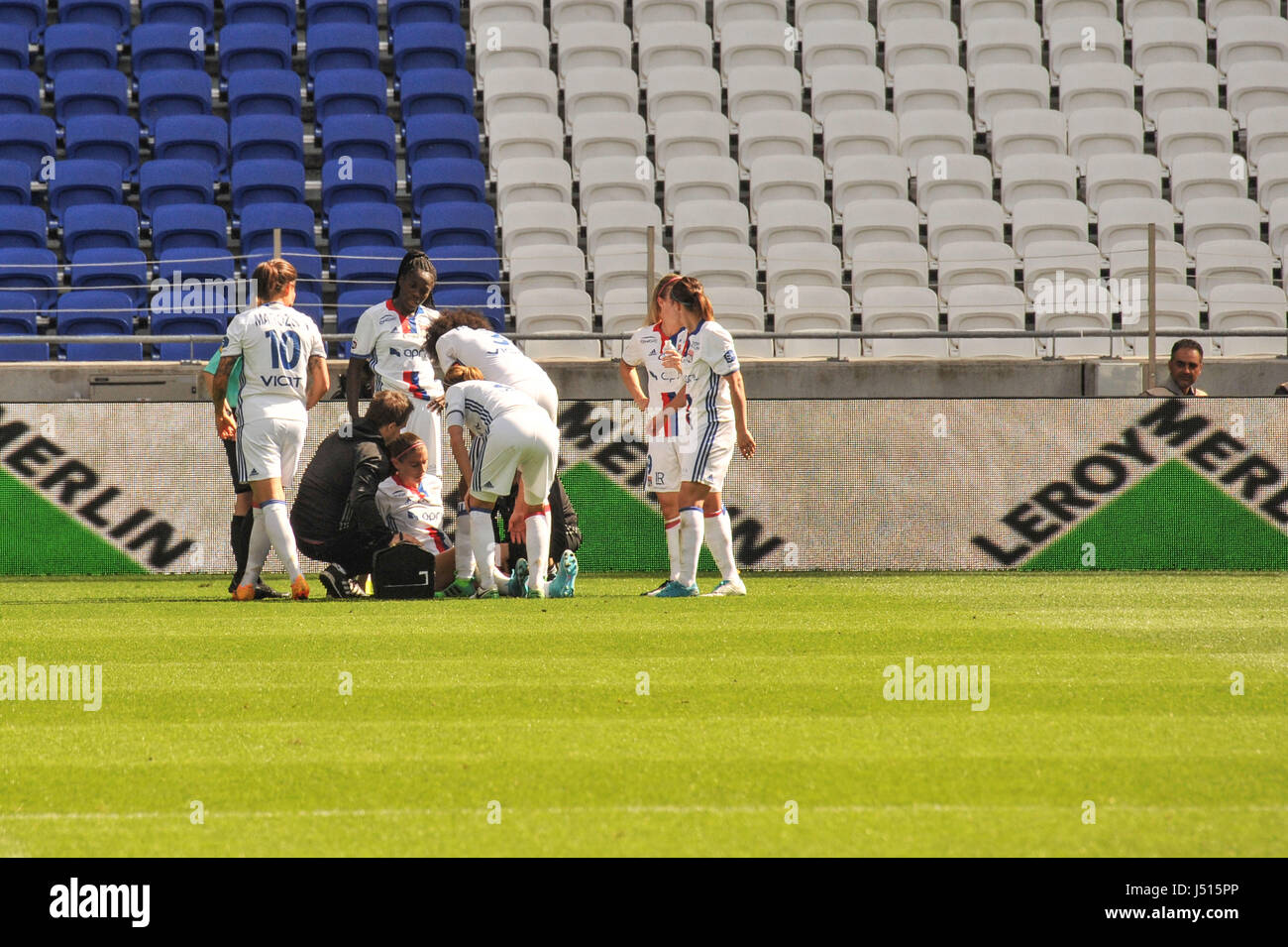 Lione (sud-est della Francia): 2017/05/13. calcio femminile corrispondono, Olympique Lyonnais (OL) contro Paris Saint-Germain (PSG), Olympique Lyonnais ha vinto il gioco di 3-0. Dopo aver segnato il terzo obiettivo, Alex Morgan, American international star, lasciato i suoi compagni di squadra a causa di un pregiudizio posteriori della coscia. Foto Stock