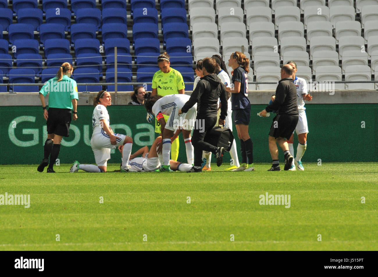 Lione (sud-est della Francia): 2017/05/13. calcio femminile corrispondono, Olympique Lyonnais (OL) contro Paris Saint-Germain (PSG), Olympique Lyonnais ha vinto il gioco di 3-0. Dopo aver segnato il terzo obiettivo, Alex Morgan, American international star, lasciato i suoi compagni di squadra a causa di un pregiudizio posteriori della coscia. Foto Stock