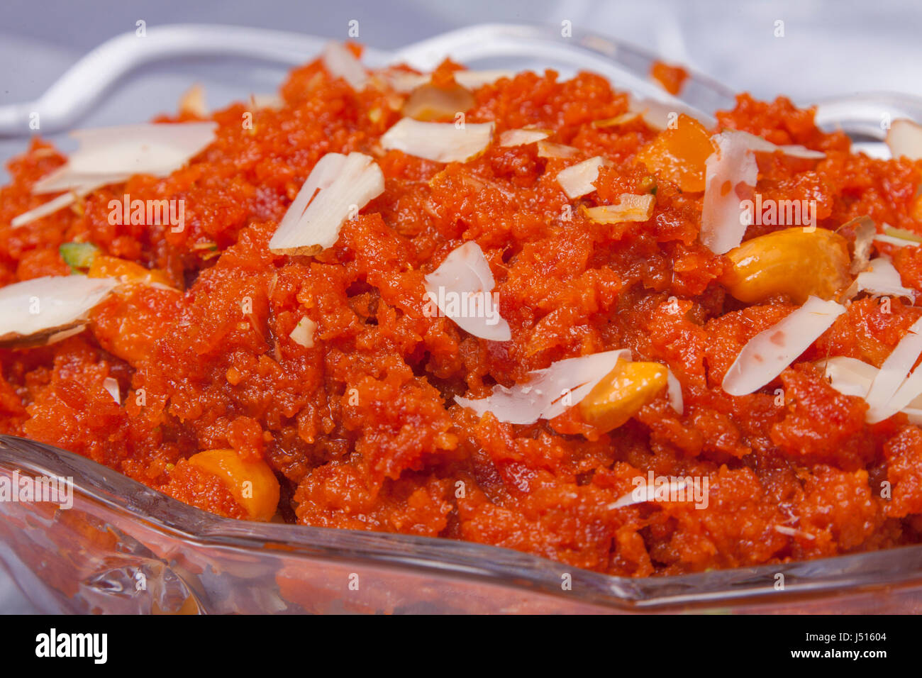 Gajar ka Halwa (o) Gajrela-patrimonio indiano "Delizia affron' Budino di  carote servita con il topping di frutta secca Foto stock - Alamy