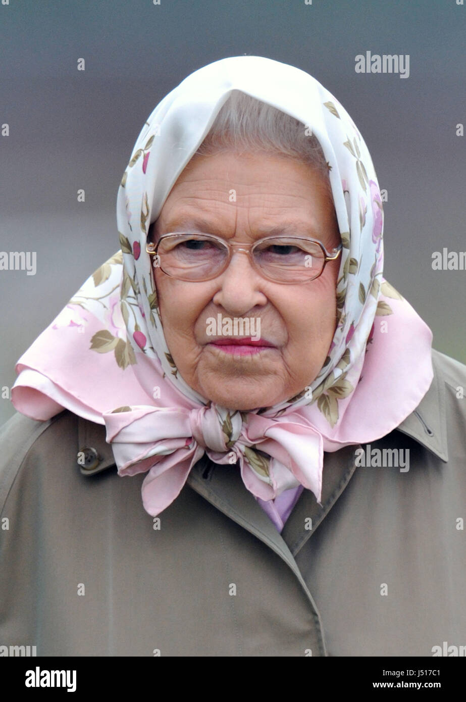 La regina Elisabetta II durante il Royal Windsor Horse Show tenutosi nel parco del Castello di Windsor in Berkshire. Foto Stock