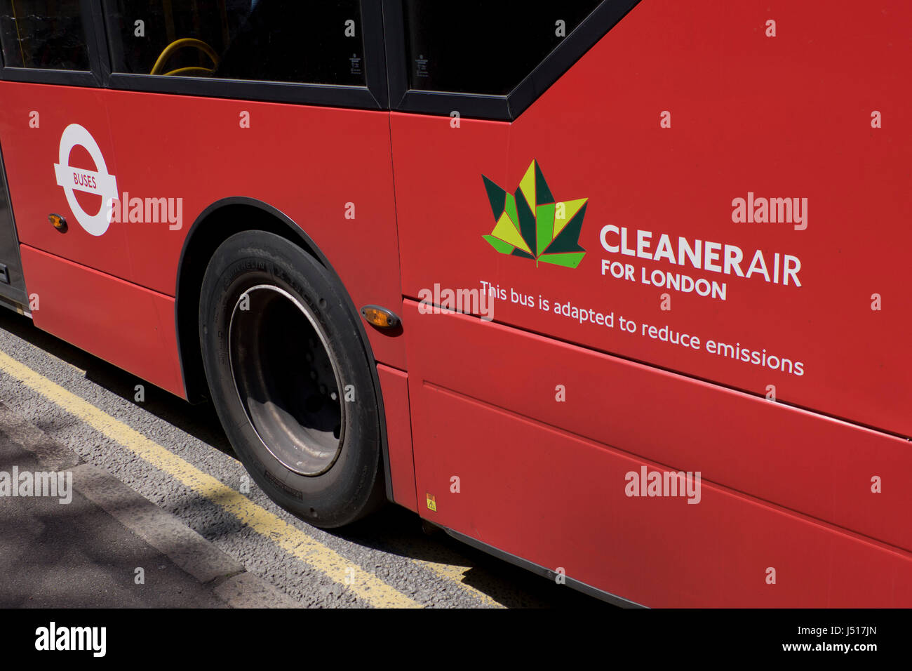 Bassa emissione in bus per le strade di Londra,UK Foto Stock