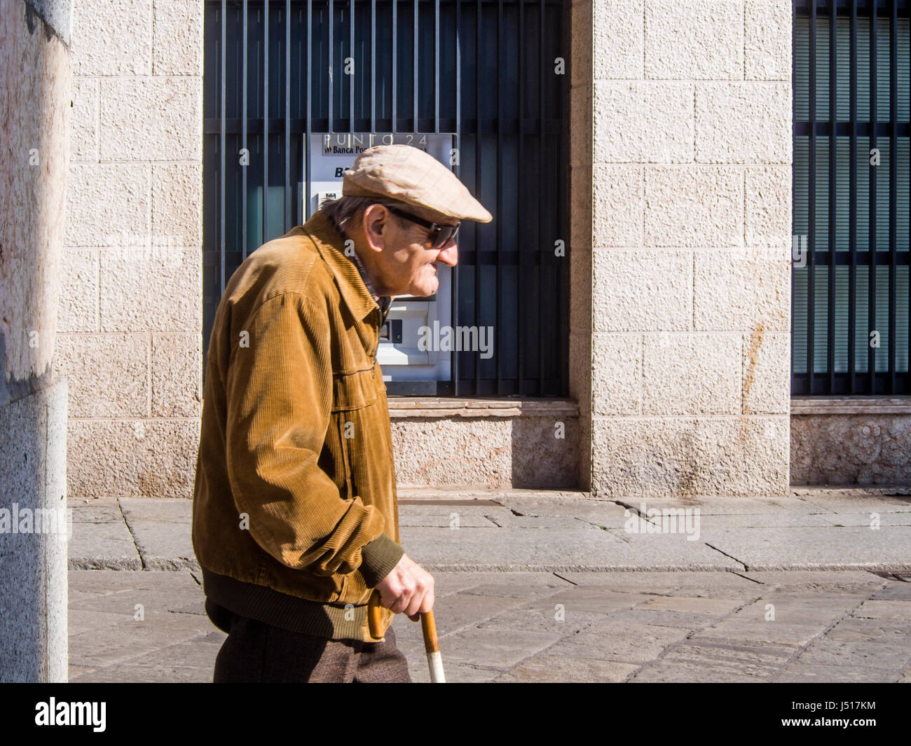 Senior uomo sorridente a piedi al mattino Foto Stock